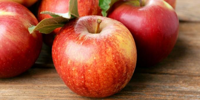 الأطعمة الغنية بالألياف: التفاح