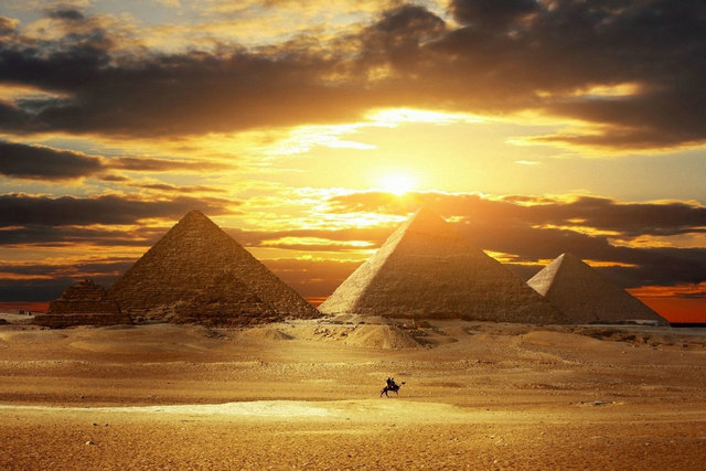 غروب الشمس في مصر عند الأهرامات