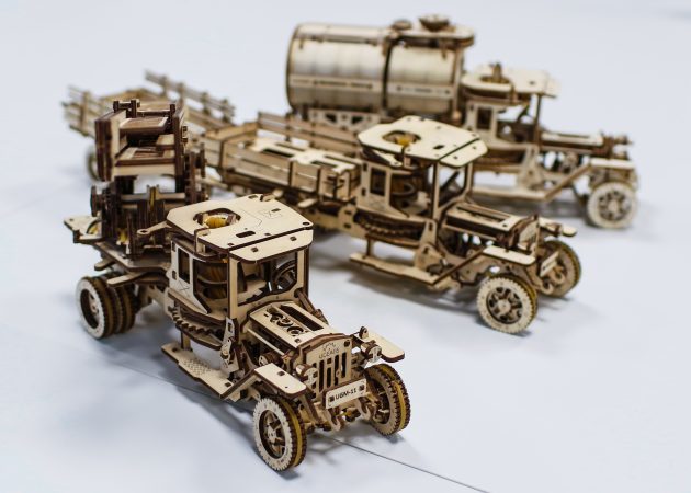 نظرة عامة UGEARS مصمم: شاحنة الخشبية التي يذهب دون بطاريات