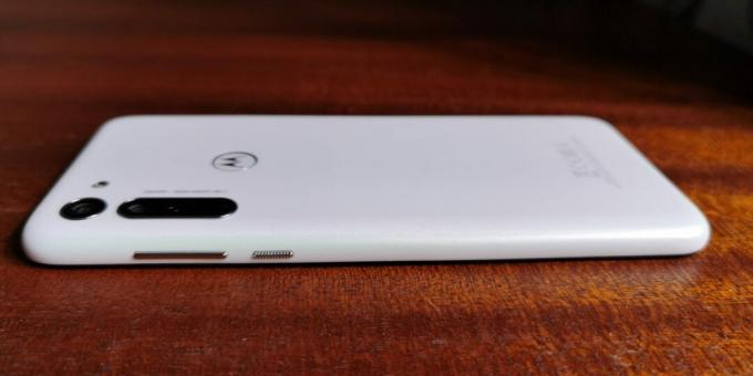 Motorola Moto G8: التصميم وبيئة العمل
