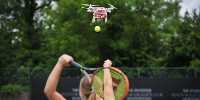 الطائرات بدون طيار يساعد لاعبي التنس