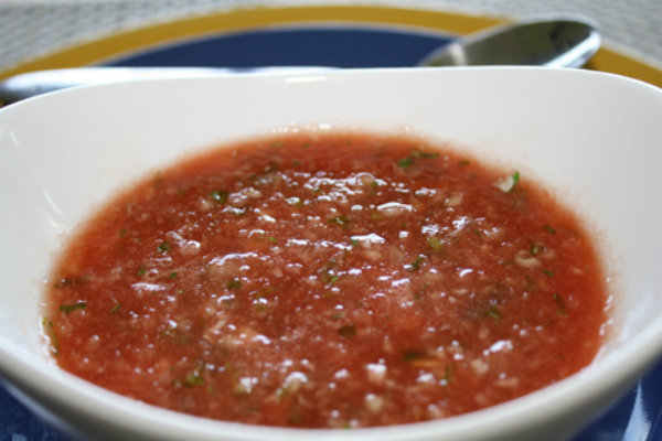 حساء البطيخ مع الخيار والكزبرة