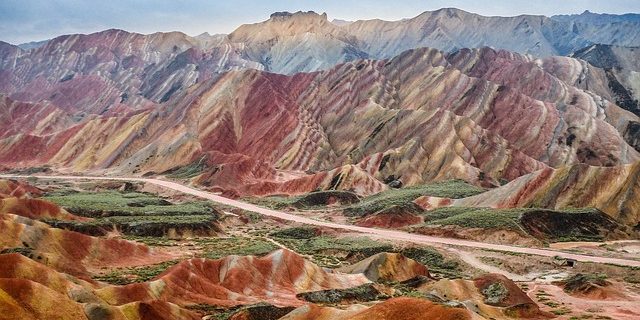 الأراضي الآسيوية يجذب السياح علم: التلال الملونة تشانغيه Danxia الجيولوجية الوطنية بارك، الصين