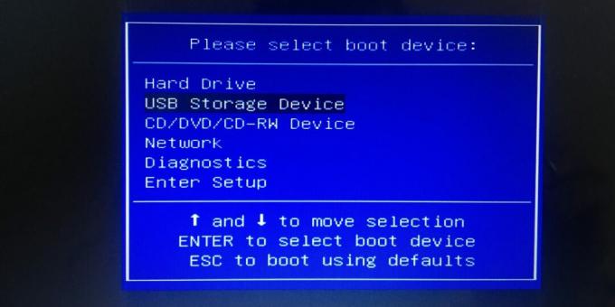 لتكوين BIOS للتمهيد من محرك أقراص USB محمول ، حدد عنصر جهاز تخزين USB