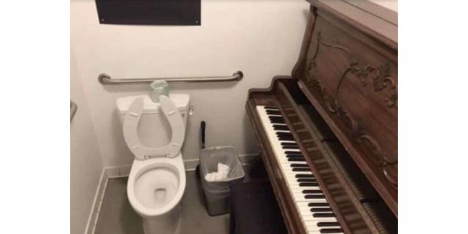 العزف على البيانو في المرحاض