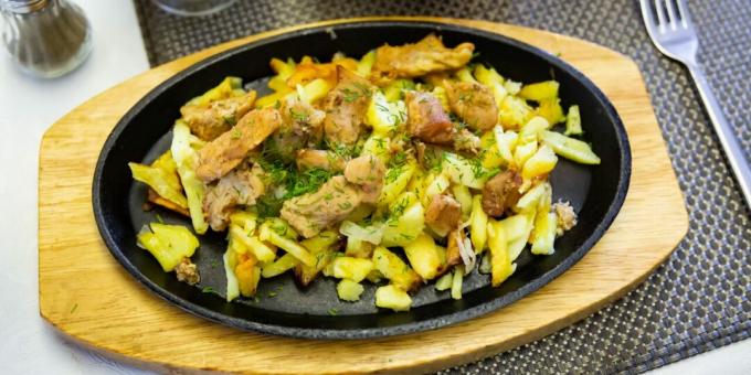 البطاطس المقلية مع اللحم في مقلاة