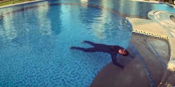 كيفية تعليم الطفل على السباحة: من الضروري العمل من التنفس عقد