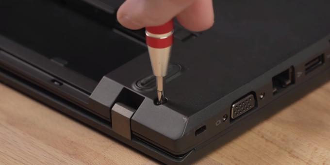 كيفية توصيل SSD بجهاز كمبيوتر محمول: قم بتثبيت الغطاء الخلفي والبطارية