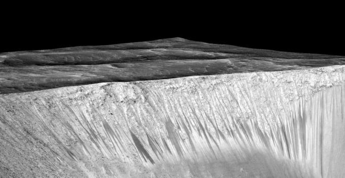 مياه على سطح المريخ موجود في شكل سائل