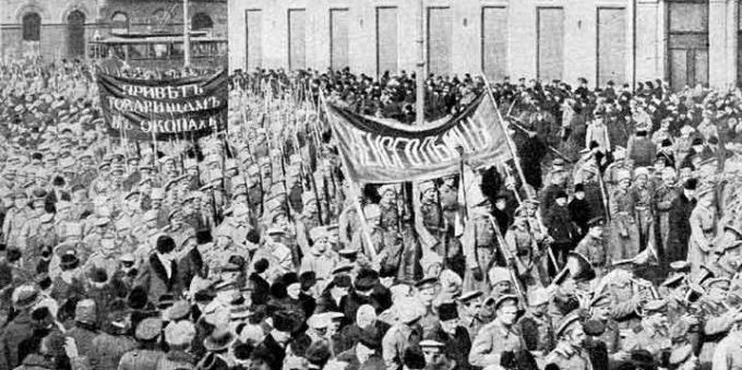 تاريخ الإمبراطورية الروسية: ثورة فبراير. مظاهرة للجنود في بتروغراد في أيام فبراير. 