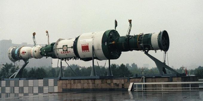 نموذج لمحطة Salyut-7 أمام أحد أجنحة VDNKh في موسكو ، 1985