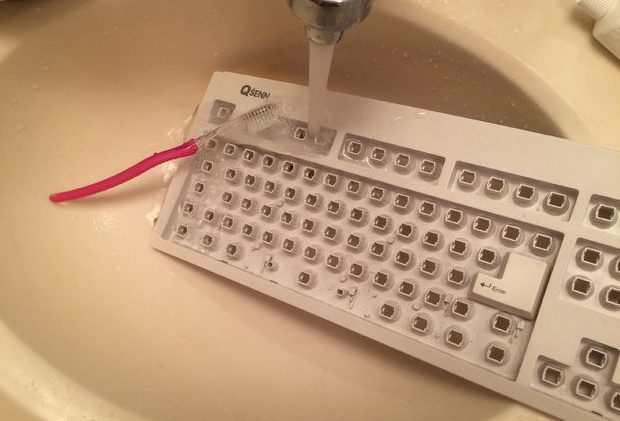 كيفية تنظيف فرشاة لوحة المفاتيح