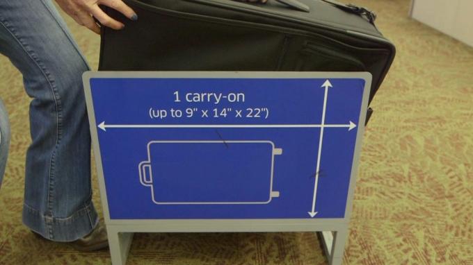 حجم حقيبة اليد على متن الطائرة: إطار للحقائب فحص أبعاد