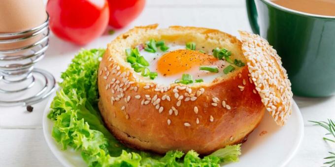 بيض مقلي مع سجق في خبز
