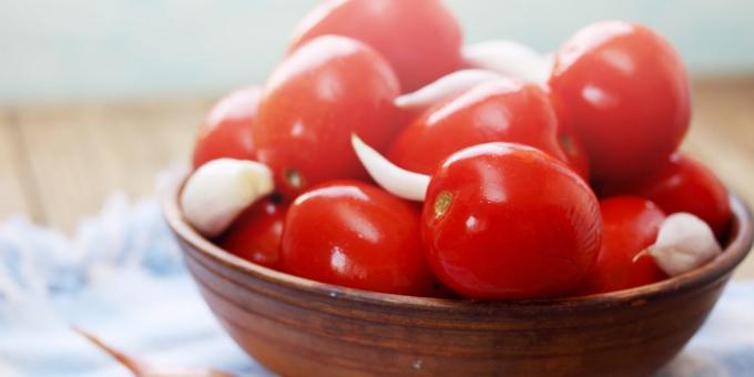 كيفية مخلل الطماطم، الثوم، الفلفل الأسود، الخردل الجاف وLavrushka