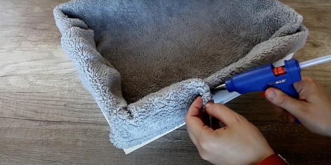 كيف تصنع سرير قط بيديك: الصق القماش