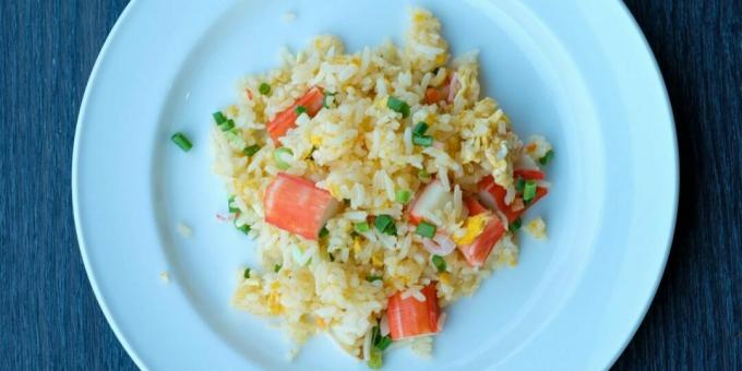 أرز مقلي مع أصابع السلطعون والبيض