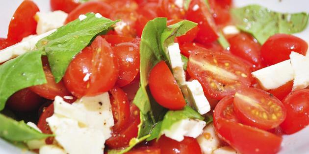 وصفات سريعة من الأطباق: سلطة مع الطماطم والجبن الفيتا 