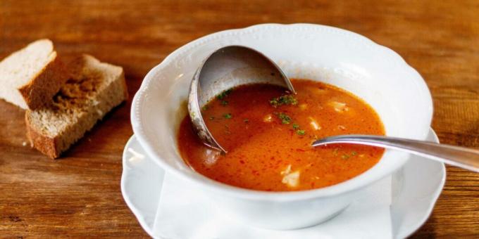 حساء الطماطم مع سمك السلور