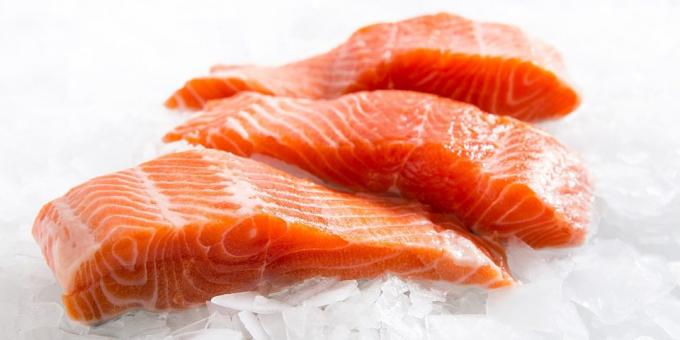 في ما هي الأطعمة فيتامين D: سمك السلمون