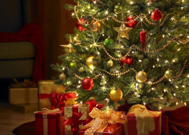 تزيين شجرة عيد الميلاد: كرات وبهرج