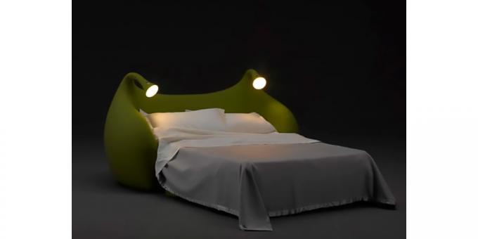 سرير مع مصابيح السرير