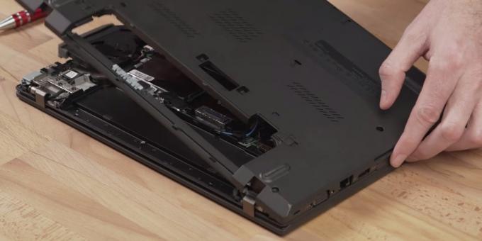 كيفية توصيل SSD بجهاز كمبيوتر محمول: قم بإزالة الغطاء