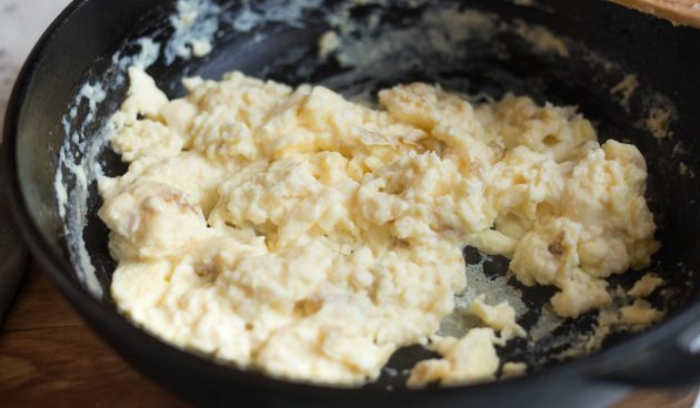 كاساديا بالجبن ، والخردل ، والبيض المخفوق: اصنع البيض المخفوق