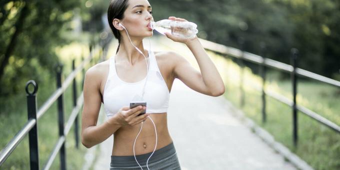 اشرب كمية كافية من الماء قبل ممارسة الرياضة