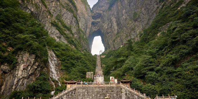 الأراضي الآسيوية ليست في جذب السياح دون جدوى، "الغيمة بوابة" على جبل تيانمن في حديقة تشانغجياجيه الوطنية، الصين