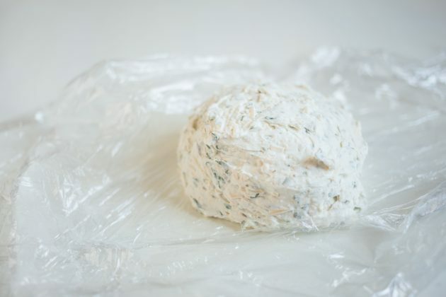 وجبة الجبن الخفيفة: شكلي الخليط على شكل كرة