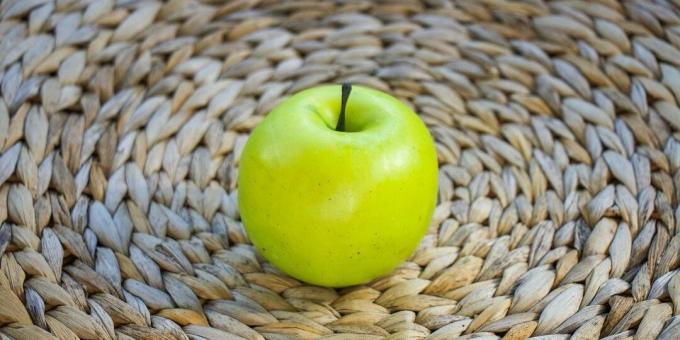 كيف تتخلصين من رائحة الثوم والبصل من فمك: تناول تفاحة