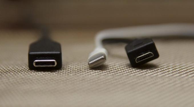 من اليسار إلى اليمين: USB من النوع C، البرق، USB الصغير