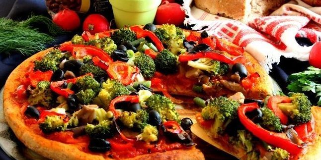الصيام البيتزا مع الفطر والخضروات على خميرة العجين فول