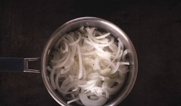 تورتة الكمثرى مع البصل المكرمل وجبنة الفيتا: ضعي البصل في قدر واقليه على نار متوسطة
