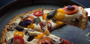 بيتزا القرنبيط منخفضة السعرات الحرارية مع الفطر والريحان