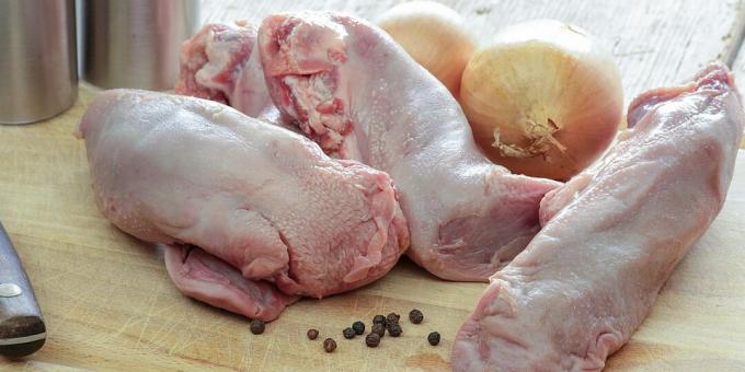 كيف وكم لطهي لحم الخنزير اللسان: لسان لحم الخنزير الطازج