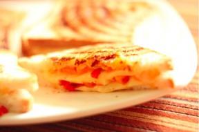 وجبة الإفطار لمدة 10 دقيقة: ساندويتش ساخن مع الجبن والفلفل