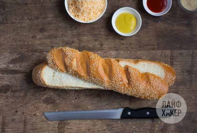 الرغيف الفرنسي المحشو: نقطع الجزء العلوي من الخبز بعناية