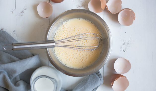 كاساديا بالجبن ، الخردل والبيض المخفوق: يخفق البيض والملح والحليب للبيض المخفوق