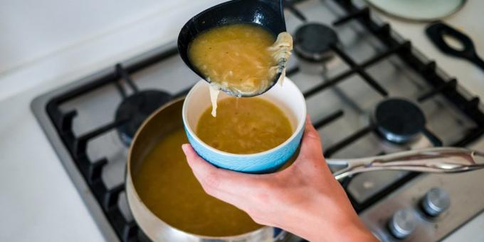 صب حساء البصل في وعاء من السيراميك