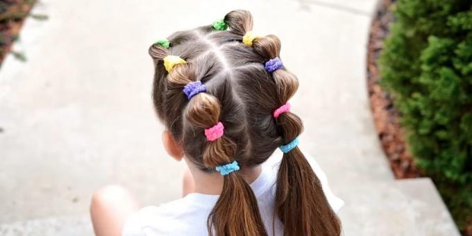 تسريحات الشعر للفتيات: ذيل الحصان المنخفضة مع الأربطة المطاطية