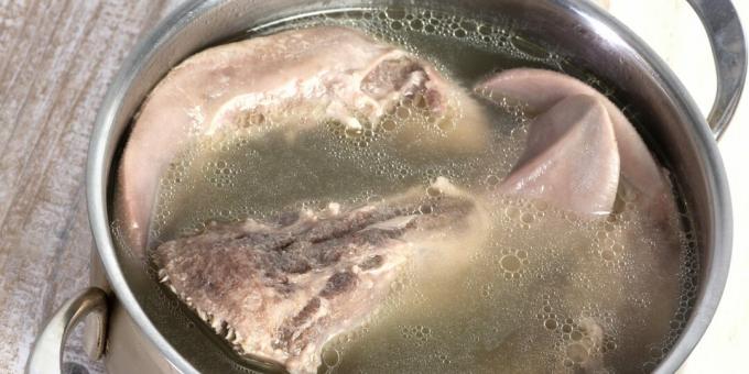 كيف وكم لطهي لسان لحم الخنزير في قدر