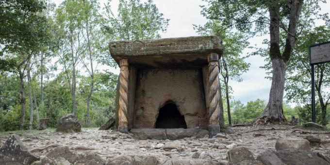 عوامل الجذب في Gelendzhik: Pshad dolmens ومزرعة Dolmen