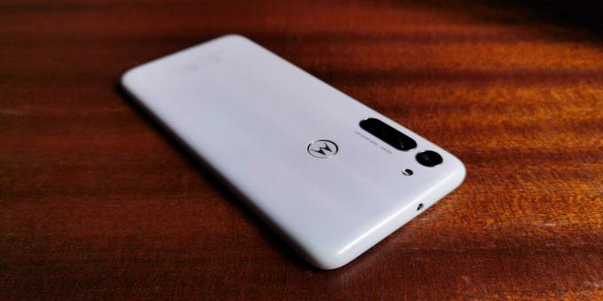Motorola Moto G8: التصميم وبيئة العمل