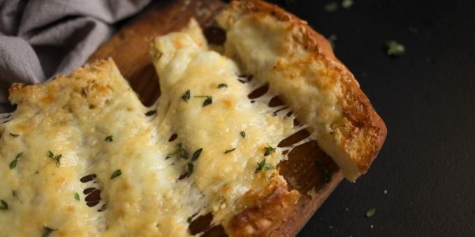 خبز محمص بالثوم مع الجبن والأعشاب العطرية