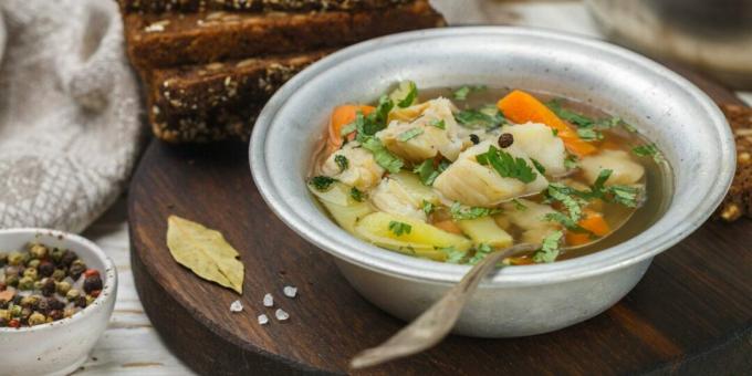 حساء السمك البسيط مع الخضار في طباخ بطيء