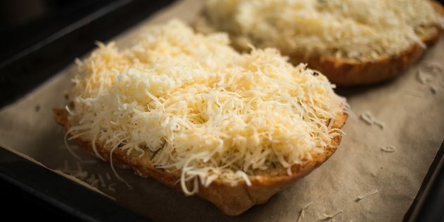 طريقة صنع الخبز المحمص بالجبن بالثوم: يرش بالجبن ويخبز