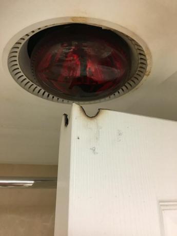 مصباح خطير في الحمام
