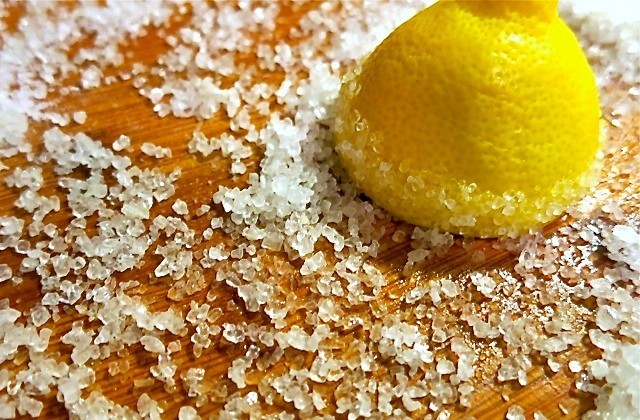 الملح والليمون ضد التراب على لوح التقطيع